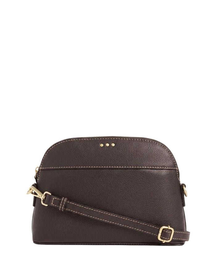 Petit sac bandoulière demi-lune pour femme en cuir grainé marron coffee avec fermeture zippée, modèle Demi-Lune de la marque Loxwood.