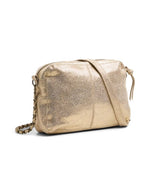 Dos du Sac bandoulière pour femme en cuir doré métallisé avec poche avant zippée et bandoulière chaîne, modèle Naina Leather Cross Body de PIECES.