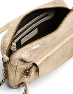 Ouverture du Sac bandoulière pour femme en cuir doré métallisé avec poche avant zippée et bandoulière chaîne, modèle Naina Leather Cross Body de PIECES.