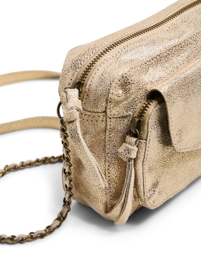 Fermeture du Sac bandoulière pour femme en cuir doré métallisé avec poche avant zippée et bandoulière chaîne, modèle Naina Leather Cross Body de PIECES.