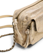 Fermeture du Sac bandoulière pour femme en cuir doré métallisé avec poche avant zippée et bandoulière chaîne, modèle Naina Leather Cross Body de PIECES.