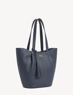 Profil du Grand sac cabas porte epaule bleu nuit alma loxwood cuir graine pompon fermeture zippee