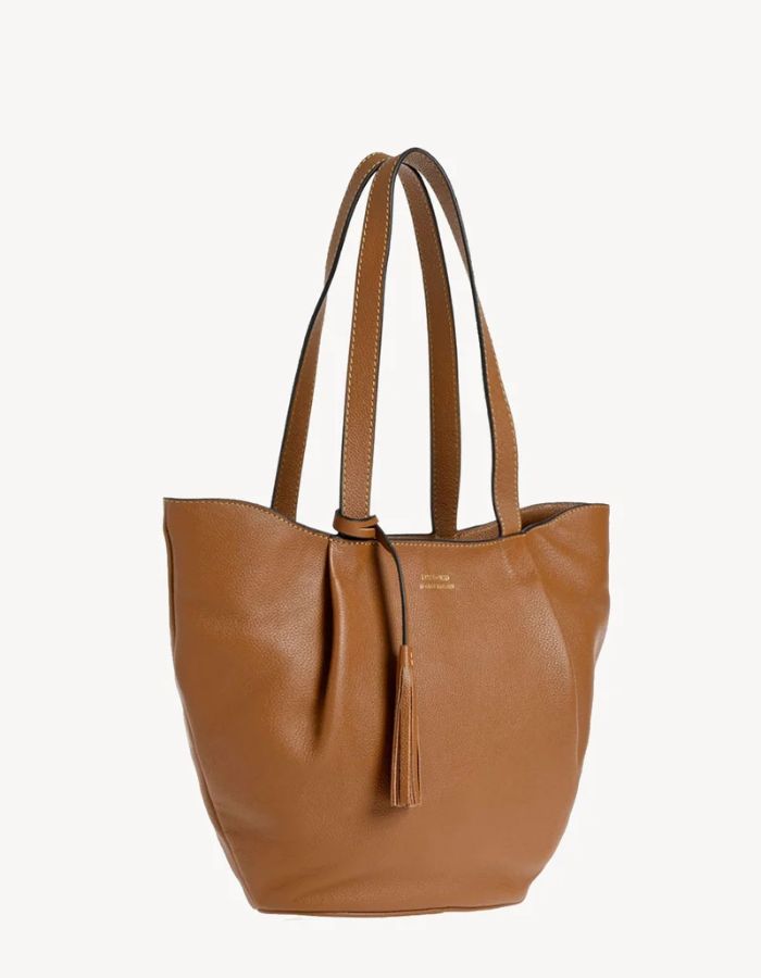 Profil du Grand sac cabas porte epaule brandy cognac alma loxwood cuir graine pompon fermeture zippee