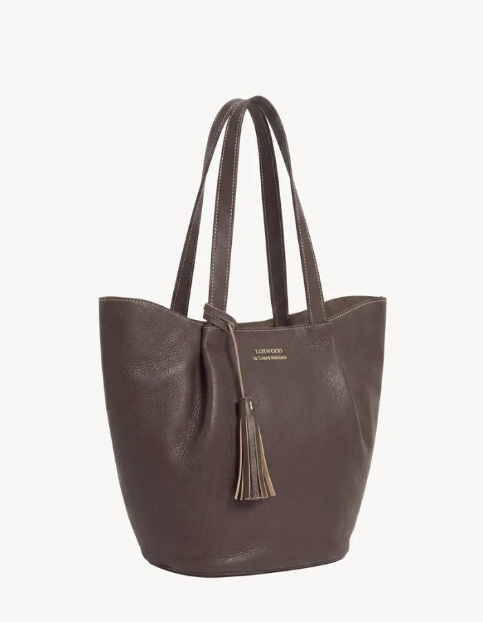 Profil du Grand sac cabas porte epaule coffee marron fonce alma loxwood cuir graine pompon fermeture zippee