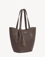 Profil du Grand sac cabas porte epaule coffee marron fonce alma loxwood cuir graine pompon fermeture zippee