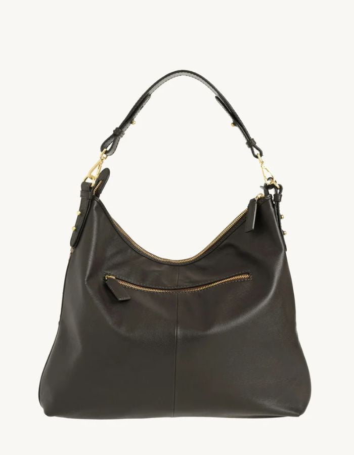 Dos du Sac hobo pour femme en cuir de vachette tressé marron chocolat avec pompon assorti, modèle Sharon de LOXWOOD. Porté épaule avec fermeture zippée.
