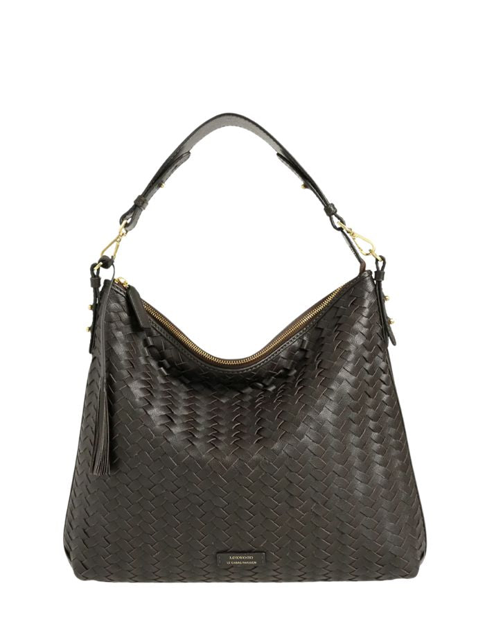 Sac hobo pour femme en cuir de vachette tressé marron chocolat avec pompon assorti, modèle Sharon de LOXWOOD. Porté épaule avec fermeture zippée.