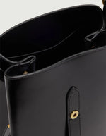Ouverture du Petit sac seau noir en cuir box bello mini soeur boucle s doree ferme bouton pression