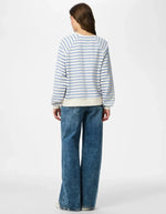 Silhouette de dos avec le Sweatshirt col rond pour femme en jersey rayé blanc cassé et bleu hortensia avec motif cœur brodé, modèle Greta LS Emb UB Sweat de PIECES.