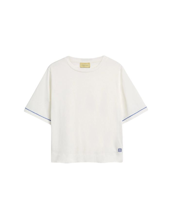 T-shirt oversize à manches courtes pour femme en jersey de coton blanc lurex, modèle Iora de la marque MOMONI. Présente une encolure ronde et de petites fentes latérales.