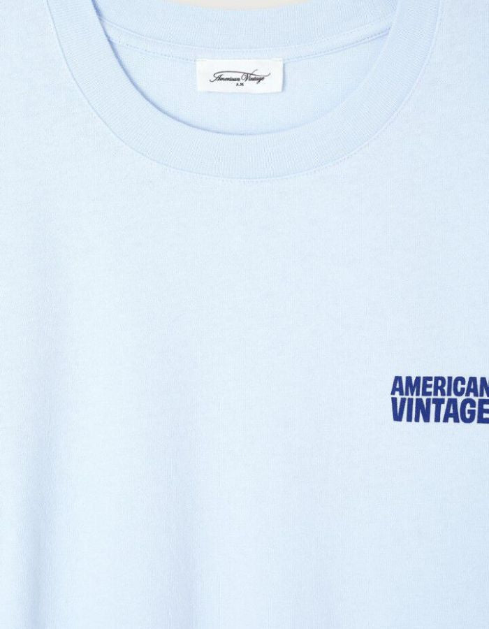 Col du Tshirt homme ykobow bleu ciel baby blue american vintage coton peau de peche logo poitrine