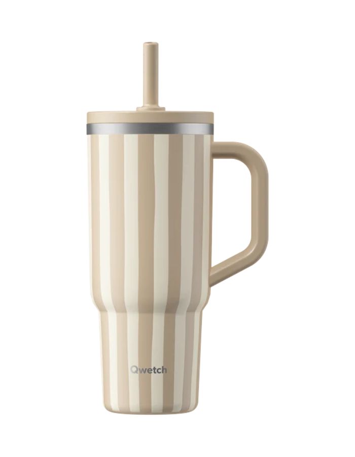 Grand mug isotherme 900ml couleur beige lin avec motif graphique Allure, poignée, paille en inox et embout silicone, modèle Travel Cup de la marque QWETCH