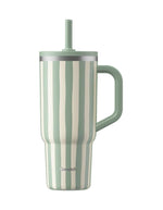 Grand mug isotherme 900ml couleur vert tilleul pastel avec poignée, paille en inox et embout silicone, modèle Travel Cup de la marque QWETCH.