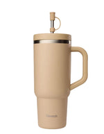 Grand mug isotherme 900ml couleur beige mat lin avec poignée, paille en inox et embout silicone, modèle Travel Cup de la marque QWETCH