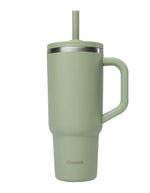 Grand mug isotherme 900ml finition vert tilleul mat avec poignée, paille en inox et embout silicone, modèle Travel Cup de la marque QWETCH