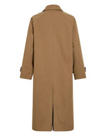 Dos du Trench-coat réversible pour femme couleur beige Ermine et imprimé marron Coffee Bean et bleu marine, modèle Tenela Rev de la marque ROUGE EDIT. Présente des manches raglan et des poignets boutonnés