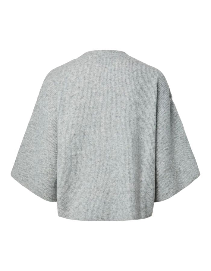 Dos du T-shirt en maille douce gris clair chiné à manches 2/4 amples et col rond avec patch brodé Love sur la poitrine, modèle Niko de la marque PIECES