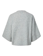 Dos du T-shirt en maille douce gris clair chiné à manches 2/4 amples et col rond avec patch brodé Love sur la poitrine, modèle Niko de la marque PIECES