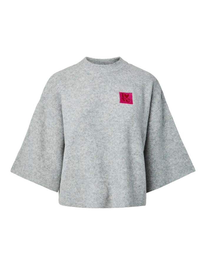 T-shirt en maille douce gris clair chiné à manches 2/4 amples et col rond avec patch brodé Love sur la poitrine, modèle Niko de la marque PIECES