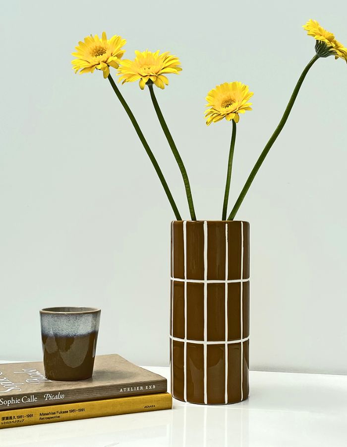 Ambiance déco avec le Vase sculptural en céramique émaillée brillante ocre à motif quadrillé relief carrelage marque Opjet 23cm