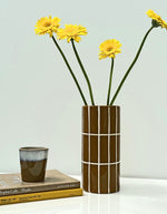 Ambiance déco avec le Vase sculptural en céramique émaillée brillante ocre à motif quadrillé relief carrelage marque Opjet 23cm