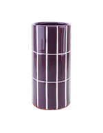 Vase cylindrique en céramique violette effet carrelage en relief, marque Opjet. Finition émaillée brillante, hauteur de 23 cm et diamètre de 10,5 cm.