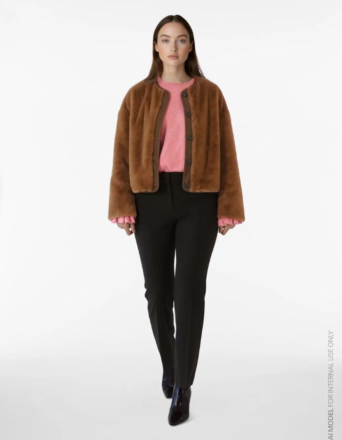 Vue de face de la Veste légère pour femme beige taupe nuthatch avec col rabattu en velours côtelé marron coffee bean et fermeture boutonnée, modèle Avo de la marque VILA