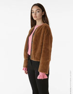 Profil de la Veste légère pour femme beige taupe nuthatch avec col rabattu en velours côtelé marron coffee bean et fermeture boutonnée, modèle Avo de la marque VILA