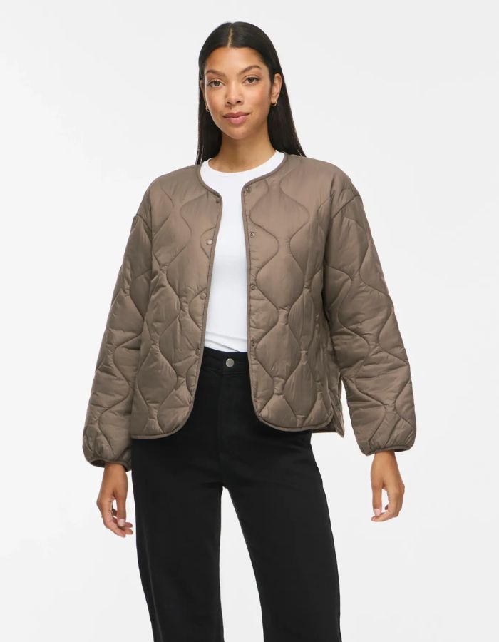 Vue de face de la Veste matelassée courte pour femme beige taupe falcon avec col en V, poches plaquées et fermeture pressionnée, modèle Dune Light de la marque VILA