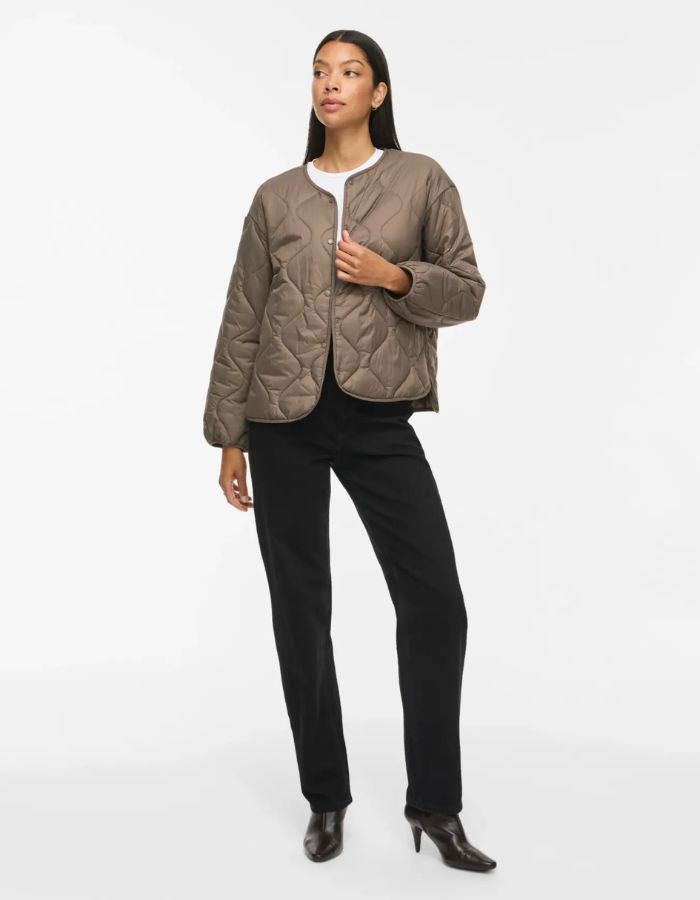 Silhouette avec la Veste matelassée courte pour femme beige taupe falcon avec col en V, poches plaquées et fermeture pressionnée, modèle Dune Light de la marque VILA