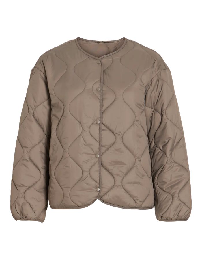Veste matelassée courte pour femme beige taupe falcon avec col en V, poches plaquées et fermeture pressionnée, modèle Dune Light de la marque VILA