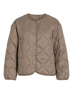 Veste matelassée courte pour femme beige taupe falcon avec col en V, poches plaquées et fermeture pressionnée, modèle Dune Light de la marque VILA