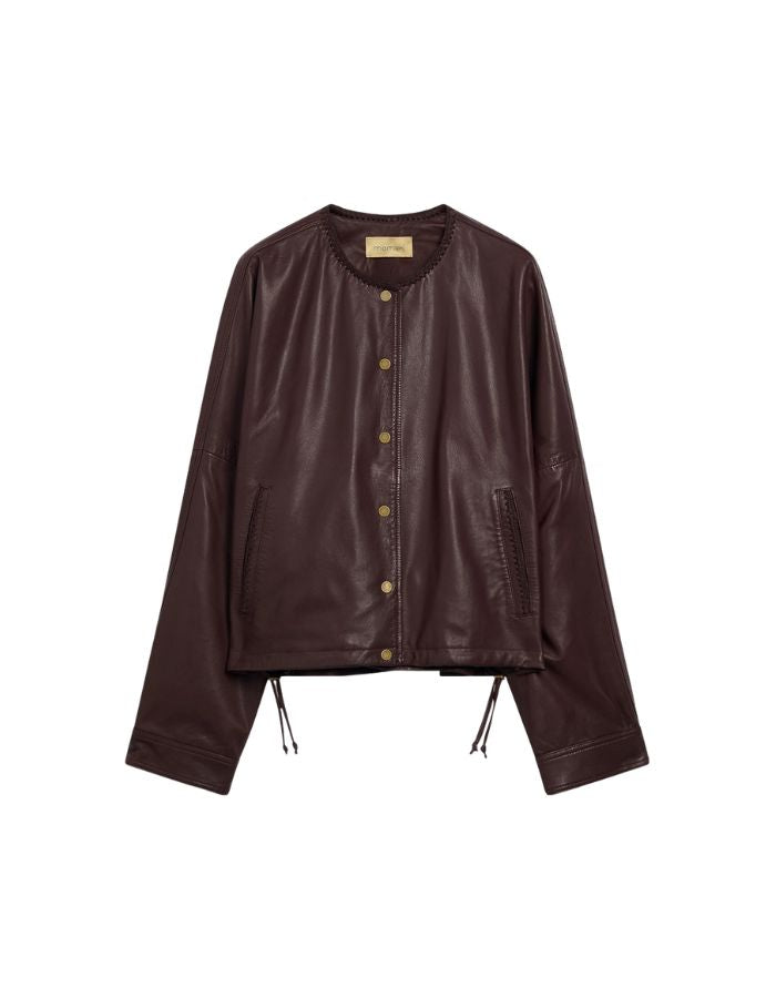 Veste bomber courte pour femme en cuir d'agneau marron, modèle Kaldor de la marque MOMONI. Présente une coupe carrée avec cordon de serrage au bas et des boutons-pression en laiton vieilli.