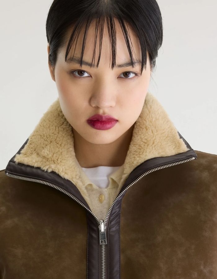 Col de la Veste courte sans manches réversible pour femme en sherpa beige et nubuck marron avec col montant et détails de coutures façon cuir, modèle Jonson de la marque Bellerose.