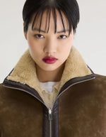 Col de la Veste courte sans manches réversible pour femme en sherpa beige et nubuck marron avec col montant et détails de coutures façon cuir, modèle Jonson de la marque Bellerose.