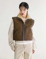 Vue de face de la Veste courte sans manches réversible pour femme en sherpa beige et nubuck marron avec col montant et détails de coutures façon cuir, modèle Jonson de la marque Bellerose.