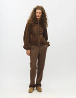 Silhouette avec la Veste courte zippée marron chocolat en suédine avec col classique, emmanchures basses et poignets élastiqués.