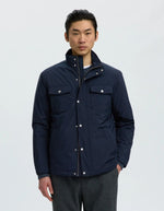 Vue de face de la Veste courte homme bleu marine sky captain matelassée primaloft déperlante mattis marque Selected