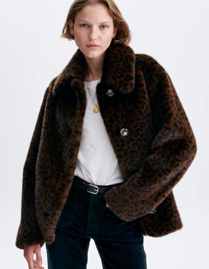 Vue de face de la Veste courte fausse fourrure leopard heagle vanessa bruno fauve boutons corne