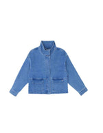 Veste courte en jean bleu stone pour femme avec col montant et broderie en relief dans le dos, modèle Velmo de La Petite Étoile. Présente des poches à rabat et une coupe droite.