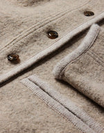 Détail de finition de la Veste courte autrichienne pour femme en laine bouillie beige et grise avec col montant, finitions gansées par une tresse et volume ample, modèle Olympe de la marque Soeur.