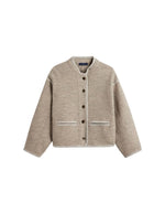 Veste courte autrichienne pour femme en laine bouillie beige et grise avec col montant, finitions gansées par une tresse et volume ample, modèle Olympe de la marque Soeur.