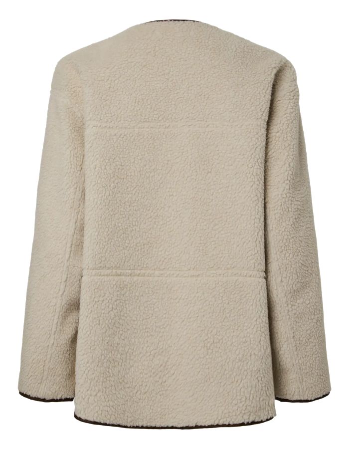 Dos du côté reversible de la Veste réversible courte effet moumoute écru et suédine brossée marron bison avec col rond et poches avant