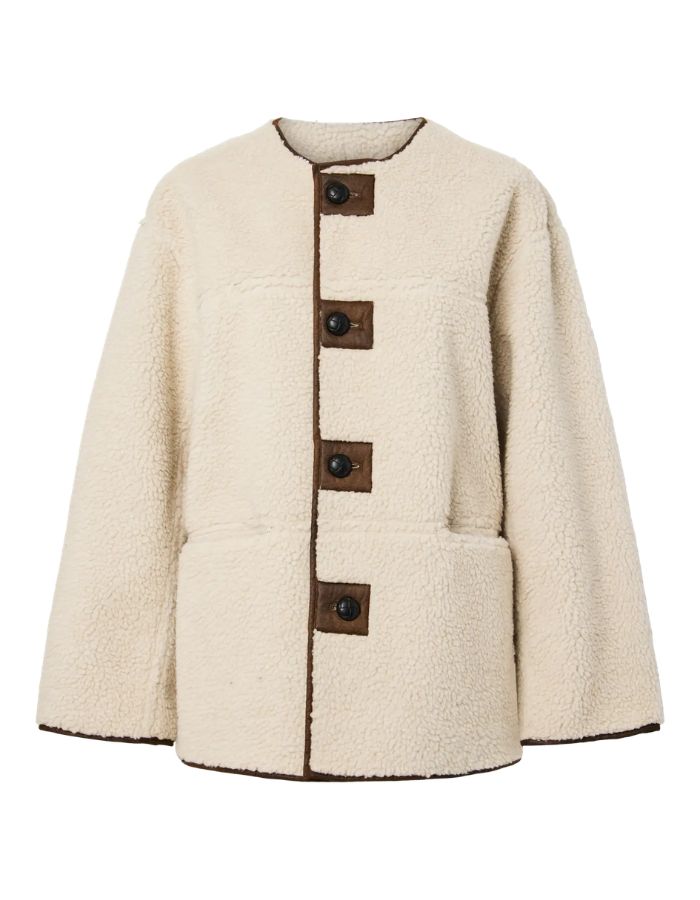 Vue du côté reversible de la Veste réversible courte effet moumoute écru et suédine brossée marron bison avec col rond et poches avant
