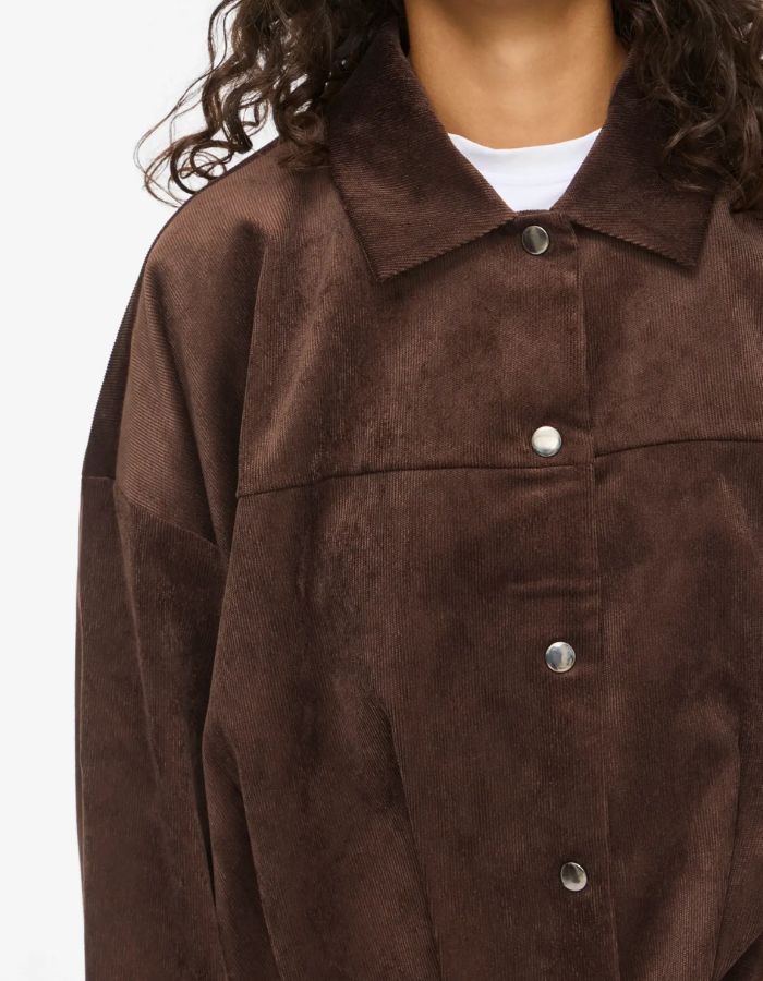 Col de la Veste pour femme en velours côtelé couleur chocolat, modèle Courdie L/S Jacket de ROUGE EDIT. Encolure col V et fermeture boutonnée.