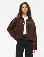 Silhouette avec la Veste pour femme en velours côtelé couleur chocolat, modèle Courdie L/S Jacket de ROUGE EDIT. Encolure col V et fermeture boutonnée.