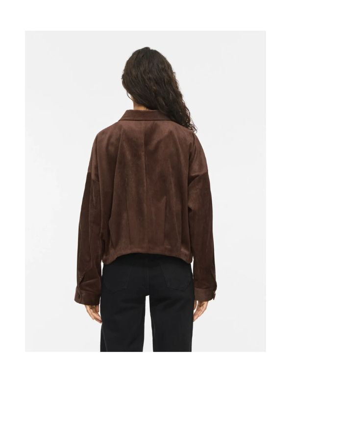 Silhouette de dos avec la Veste pour femme en velours côtelé couleur chocolat, modèle Courdie L/S Jacket de ROUGE EDIT. Encolure col V et fermeture boutonnée.