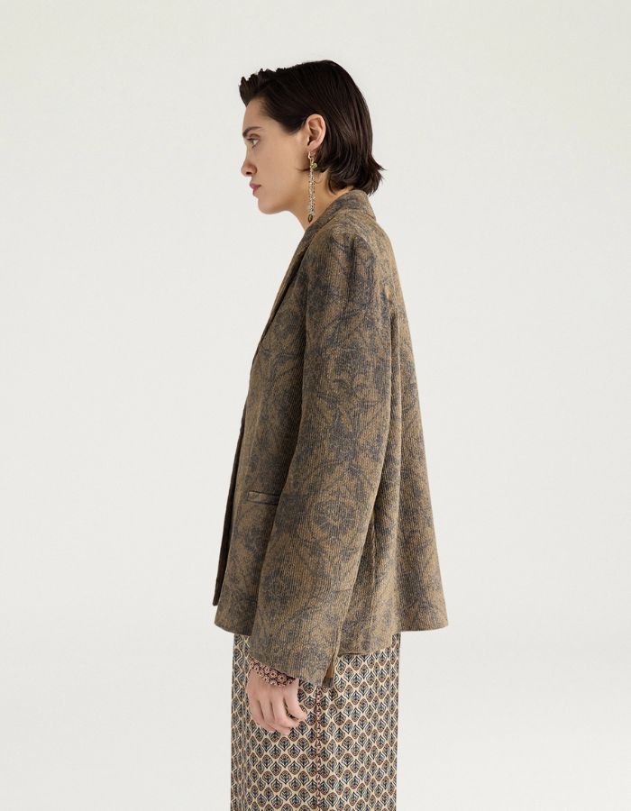 Profil de la Veste de tailleur évasée pour femme en velours côtelé imprimé dentelle, modèle Lilja de la marque MOMONI. Présente une fermeture à un bouton, des fentes latérales et un revers en miroir.