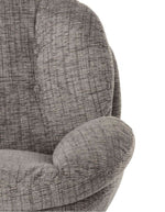 Accoudoir du Fauteuil pivotant Loveuse en tissu chiné gris souris. Assise large et profonde, base ronde stable en métal noir. Design rétro-contemporain idéal pour un coin lecture ou un salon cosy.