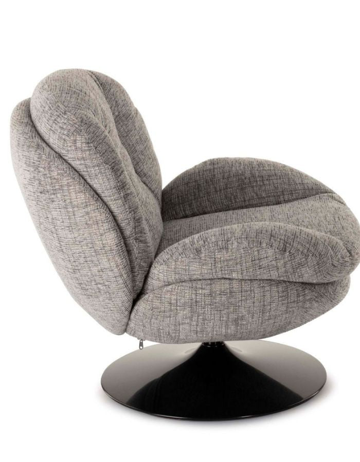 Vue de côté du Fauteuil pivotant Loveuse en tissu chiné gris souris. Assise large et profonde, base ronde stable en métal noir. Design rétro-contemporain idéal pour un coin lecture ou un salon cosy.